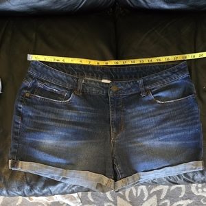 Women's Mid Rise Cuffed 4" Denim Shorts size 16